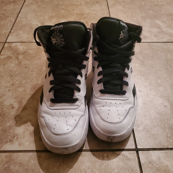 Sneaker - Picture 2 of 3